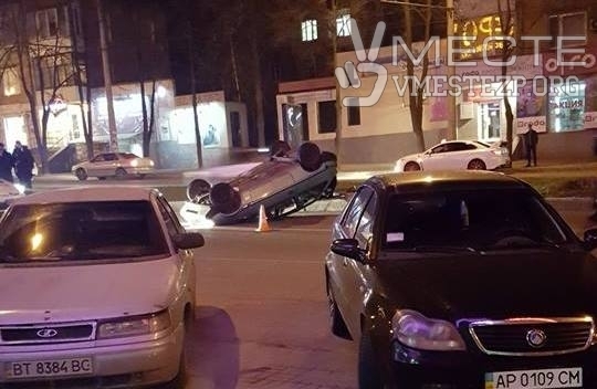 В центре Запорожья ДТП, перевернулась легковушка Фото № 0 В центре Запорожья ДТП, перевернулась легковушка Фото № 0