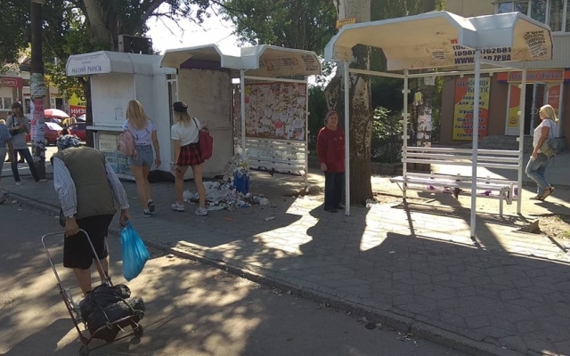 В центре Запорожья остановка завалена мусором (ФОТО) Фото № 1 В центре Запорожья остановка завалена мусором (ФОТО) Фото № 1