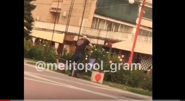 В Запорожской области вор-романтик срывал розы и дарил их незнакомкам (ВИДЕО) Фото № 0 В Запорожской области вор-романтик срывал розы и дарил их незнакомкам (ВИДЕО) Фото № 0