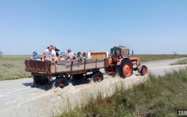 С затопленного курорта спасали ребенка с травмой Фото № 0 С затопленного курорта спасали ребенка с травмой Фото № 0