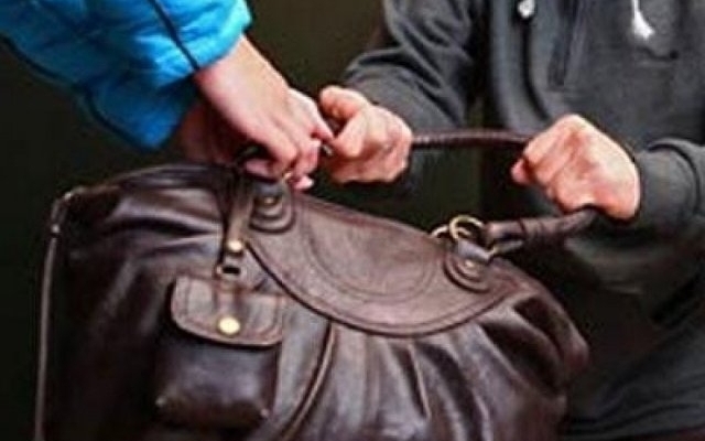 Житель Запорожья на улице избил пенсионерку и завладел ее сумкой Фото № 0 Житель Запорожья на улице избил пенсионерку и завладел ее сумкой Фото № 0