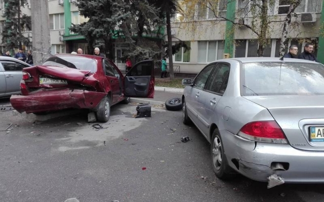 В Запорожье три автомобиля получили ущерб при ДТП: три человека травмировались Фото № 1 В Запорожье три автомобиля получили ущерб при ДТП: три человека травмировались Фото № 1