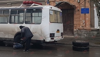 У маршрутки на ходу отвалилось колесо. Видеосюжет Фото № 1 У маршрутки на ходу отвалилось колесо. Видеосюжет Фото № 1