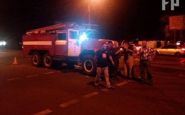 В центре Запорожья микроавтобус врезался в пожарную машину и перевернулся Фото № 1 В центре Запорожья микроавтобус врезался в пожарную машину и перевернулся Фото № 1