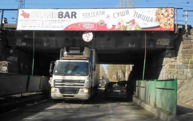 В Запорожье под мостом застряла фура (ФОТО) Фото № 0 В Запорожье под мостом застряла фура (ФОТО) Фото № 0