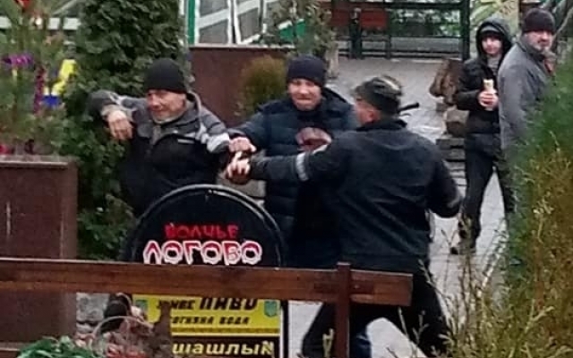 В центре Запорожья произошла массовая драка (ФОТО) Фото № 5 В центре Запорожья произошла массовая драка (ФОТО) Фото № 5