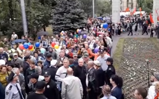 На Братском кладбище произошла толкотня (ВИДЕО) Фото № 0 На Братском кладбище произошла толкотня (ВИДЕО) Фото № 0