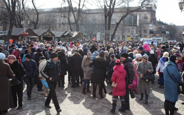 Второй день Масленицы в Запорожье: Больше людей и больше бесплатных угощений Фото № 12 Второй день Масленицы в Запорожье: Больше людей и больше бесплатных угощений Фото № 12