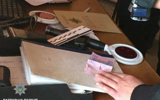В Запорожье водитель предлагал полицейским деньги и попался (ФОТО) Фото № 0 В Запорожье водитель предлагал полицейским деньги и попался (ФОТО) Фото № 0