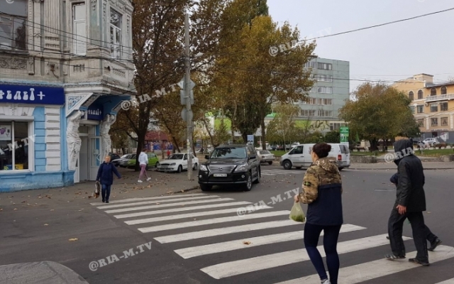 Фотофакт: Автохам нарушил сразу три ПДД Фото № 0 Фотофакт: Автохам нарушил сразу три ПДД Фото № 0