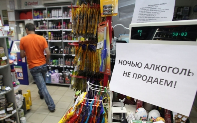 Курьезы: Запорожец осушил бутылку спиртного прямо в магазине Курьезы: Запорожец осушил бутылку спиртного прямо в магазине
