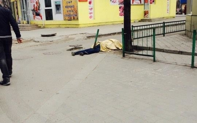 Смотрите: в Запорожье посреди улицы лежал труп Фото № 1 Смотрите: в Запорожье посреди улицы лежал труп Фото № 1