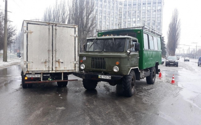 В Запорожье грузовик протаранил В Запорожье грузовик протаранил
