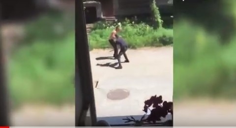 Мужчина в полицейской форме в центре Запорожья дубинкой избил местного жителя (ВИДЕО) Фото № 0 Мужчина в полицейской форме в центре Запорожья дубинкой избил местного жителя (ВИДЕО) Фото № 0