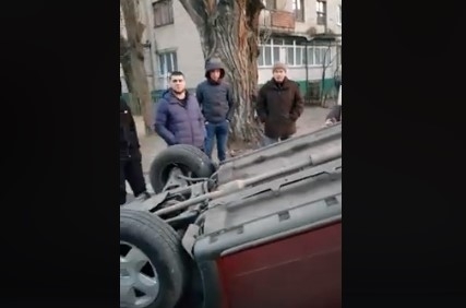 В Запорожской области машина едва не вылетела на детскую площадку: Автомобиль перевернуло (ВИДЕО) Фото № 0 В Запорожской области машина едва не вылетела на детскую площадку: Автомобиль перевернуло (ВИДЕО) Фото № 0