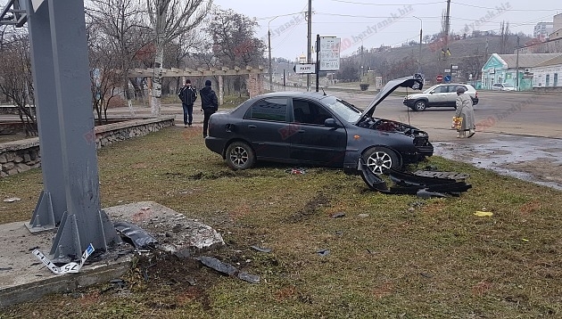 В Запорожской области автомобиль протаранил билборд (ФОТО) Фото № 1 В Запорожской области автомобиль протаранил билборд (ФОТО) Фото № 1