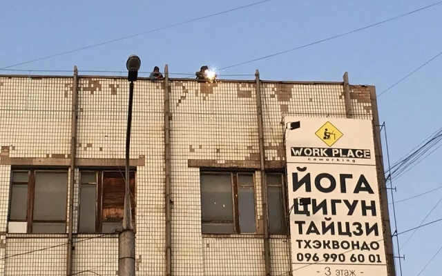 В Запорожье с крыши дома сыпались искры (ФОТО) Фото № 1 В Запорожье с крыши дома сыпались искры (ФОТО) Фото № 1