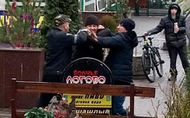 В центре Запорожья произошла массовая драка (ФОТО) Фото № 3 В центре Запорожья произошла массовая драка (ФОТО) Фото № 3