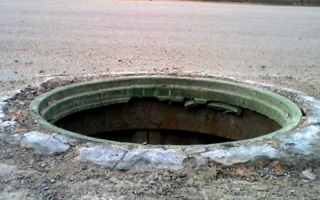 Автомобиль застрял в люке Фото № 0 Автомобиль застрял в люке Фото № 0