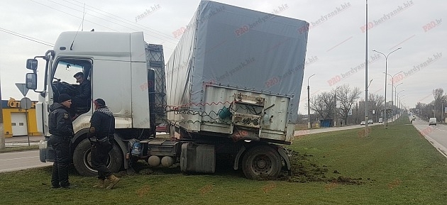 ДТП на Запорожье: Грузовик Renault вылетел на газон и застрял Фото № 0 ДТП на Запорожье: Грузовик Renault вылетел на газон и застрял Фото № 0