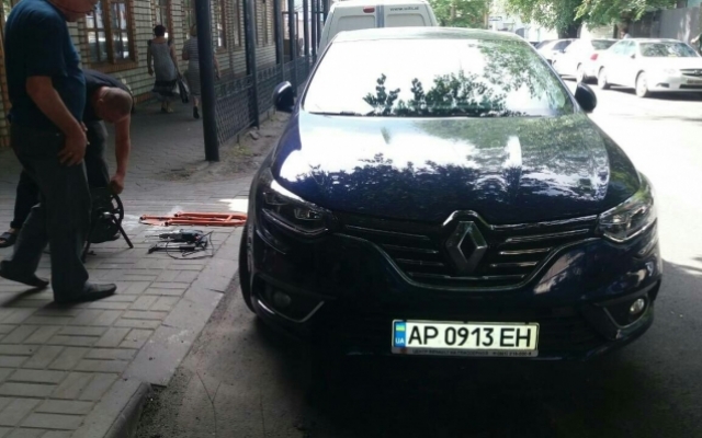 Автохам не выпустил со двора коммунальщиков (ФОТО) Фото № 0 Автохам не выпустил со двора коммунальщиков (ФОТО) Фото № 0