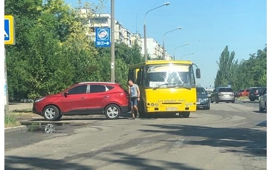 В Запорожье ДТП: кроссовер протаранил маршрутку (ФОТО) Фото № 0 В Запорожье ДТП: кроссовер протаранил маршрутку (ФОТО) Фото № 0