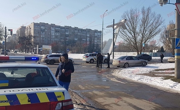 Экипаж патрульной полиции стал участником ДТП. ФОТО, ВИДЕО Фото № 2 Экипаж патрульной полиции стал участником ДТП. ФОТО, ВИДЕО Фото № 2