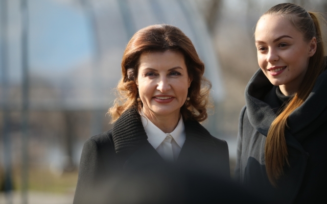 Посадила дерево: Марина Порошенко посетила Запорожскую область (ФОТОРЕПОРТАЖ) Фото № 9 Посадила дерево: Марина Порошенко посетила Запорожскую область (ФОТОРЕПОРТАЖ) Фото № 9