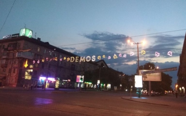 Запорожье заполонила нелегальная реклама Запорожье заполонила нелегальная реклама
