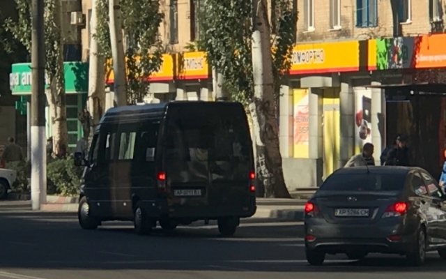 Маршрутчик едва не сбил людей на пешеходном переходе (ФОТО) Фото № 0 Маршрутчик едва не сбил людей на пешеходном переходе (ФОТО) Фото № 0