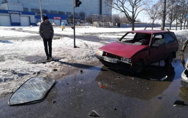 В Запорожье ДТП, у легковушки выбило стекло. Полиция ищет очевидцев (ФОТО) Фото № 1 В Запорожье ДТП, у легковушки выбило стекло. Полиция ищет очевидцев (ФОТО) Фото № 1