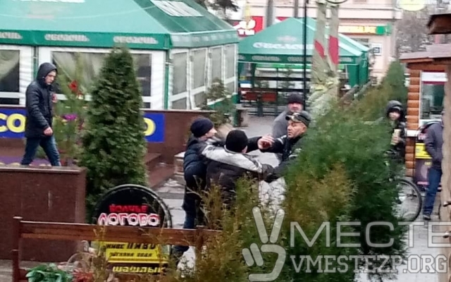 В центре Запорожья произошла массовая драка (ФОТО) Фото № 7 В центре Запорожья произошла массовая драка (ФОТО) Фото № 7