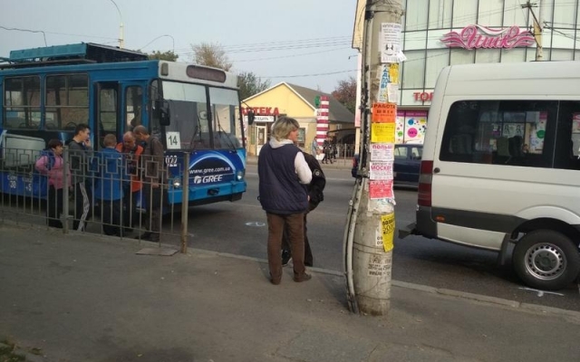 На Космосе произошло ДТП с участием общественного транспорта (ФОТО) Фото № 1 На Космосе произошло ДТП с участием общественного транспорта (ФОТО) Фото № 1
