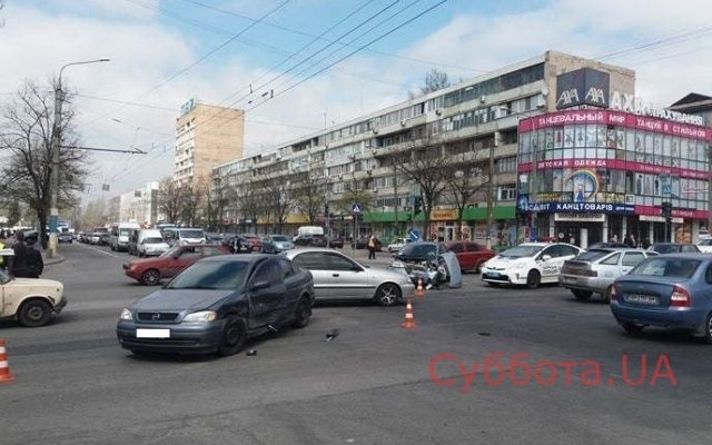 В Запорожье медики попали в аварию, есть пострадавшие (ФОТО) Фото № 1 В Запорожье медики попали в аварию, есть пострадавшие (ФОТО) Фото № 1