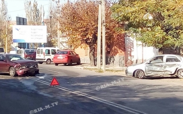 В Запорожской области столкнулись машины в черте города (ФОТО) Фото № 1 В Запорожской области столкнулись машины в черте города (ФОТО) Фото № 1