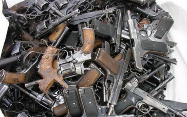 Под Запорожьем на обочине мужчина нашел сумку с оружием Фото № 0 Под Запорожьем на обочине мужчина нашел сумку с оружием Фото № 0