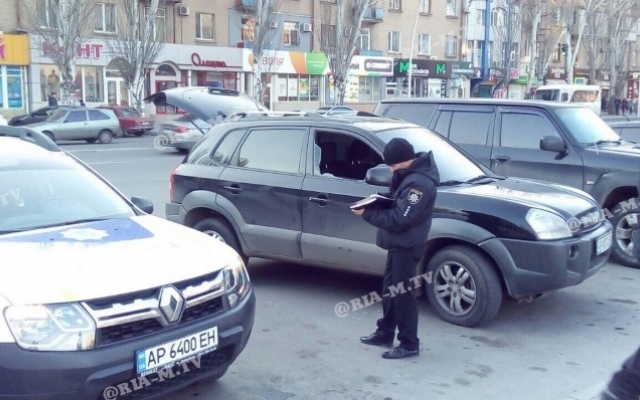 На парковке ограбили дорогой автомобиль средь бела дня (ФОТО) Фото № 0 На парковке ограбили дорогой автомобиль средь бела дня (ФОТО) Фото № 0
