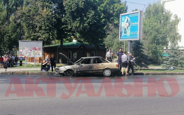 В Запорожье на Базарной горел автомобиль: В сети появилось фото и видео с места происшествия Фото № 2 В Запорожье на Базарной горел автомобиль: В сети появилось фото и видео с места происшествия Фото № 2