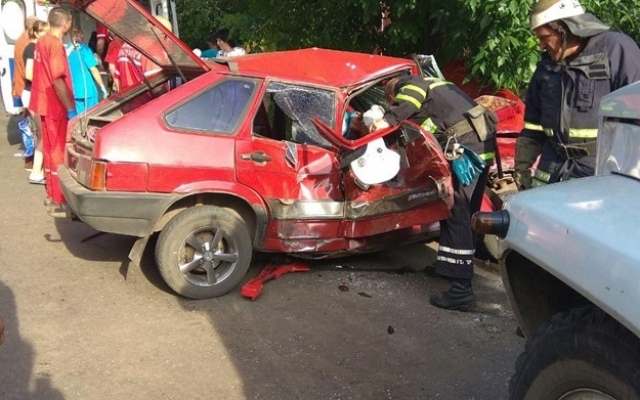 В жуткой аварии под Запорожьем пострадали дети: 16-летнюю девочку вырезали из машины Фото № 1 В жуткой аварии под Запорожьем пострадали дети: 16-летнюю девочку вырезали из машины Фото № 1