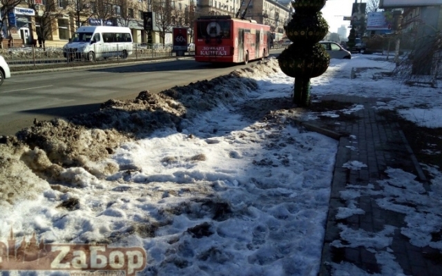 Коммунальные службы взяли автомобили запорожан в снежный Коммунальные службы взяли автомобили запорожан в снежный
