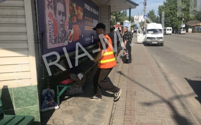 Коммунальщики разобрались с бомжами, которые устроили ночлежку на остановке (ФОТО) Фото № 6 Коммунальщики разобрались с бомжами, которые устроили ночлежку на остановке (ФОТО) Фото № 6
