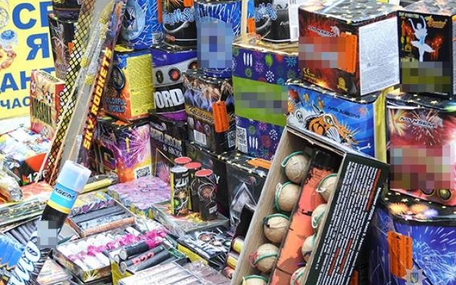У продавцов запорожского рынка забрали пиротехнику (ФОТО) Фото № 4 У продавцов запорожского рынка забрали пиротехнику (ФОТО) Фото № 4