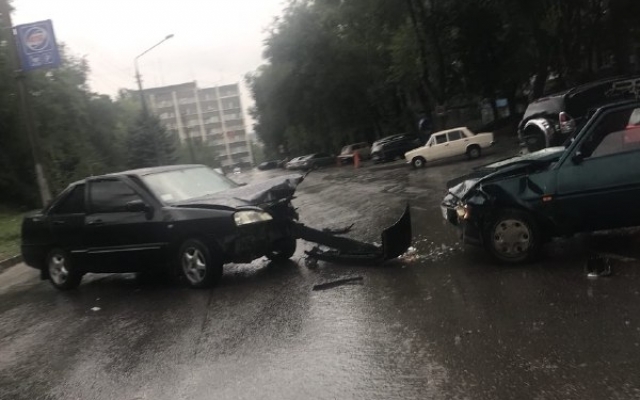 Напротив Запорожского ГУ Нацполиции произошло ДТП (ФОТО) Фото № 0 Напротив Запорожского ГУ Нацполиции произошло ДТП (ФОТО) Фото № 0