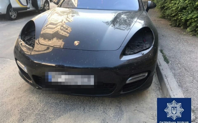 В Запорожье разбирали элитный Porsche Panamera (ФОТО) Фото № 1 В Запорожье разбирали элитный Porsche Panamera (ФОТО) Фото № 1