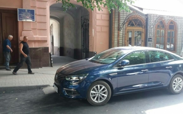 Автохам не выпустил со двора коммунальщиков (ФОТО) Фото № 2 Автохам не выпустил со двора коммунальщиков (ФОТО) Фото № 2