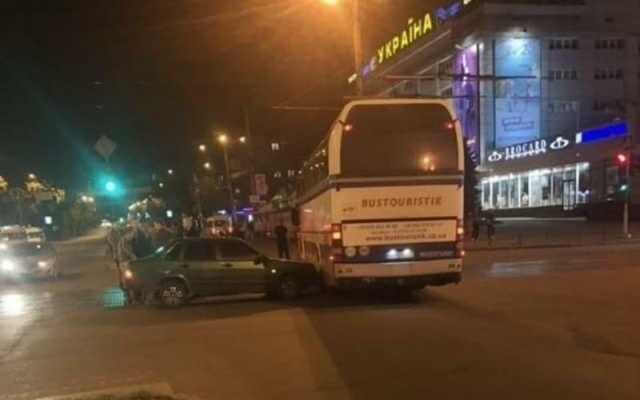 В Запорожье в аварию попал автобус с иностранными игроками (ФОТО) Фото № 0 В Запорожье в аварию попал автобус с иностранными игроками (ФОТО) Фото № 0