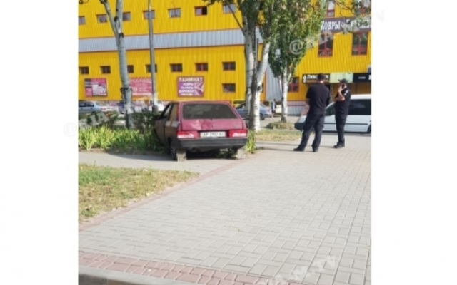 В Запорожской области автомобиль влетел на тротуар (ФОТО) Фото № 0 В Запорожской области автомобиль влетел на тротуар (ФОТО) Фото № 0