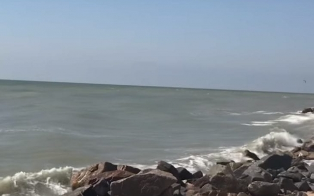 В популярной Кирилловке из-за штормов пляжи стали меньше Фото № 0 В популярной Кирилловке из-за штормов пляжи стали меньше Фото № 0
