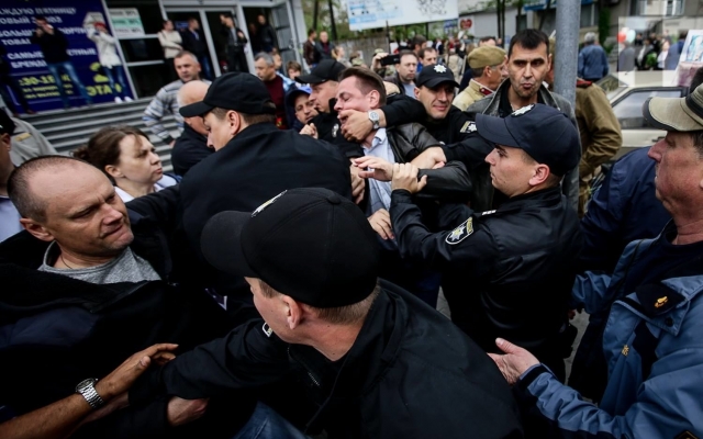 Запорожцы целый день простояли под стенами ОГА, пока не добились встречи с губернатором Фото № 0 Запорожцы целый день простояли под стенами ОГА, пока не добились встречи с губернатором Фото № 0
