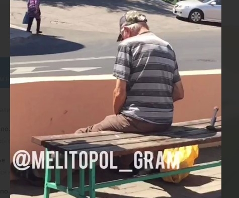 В центре города мужчина справлял нужду на лавочке (ВИДЕО 18+) Фото № 0 В центре города мужчина справлял нужду на лавочке (ВИДЕО 18+) Фото № 0